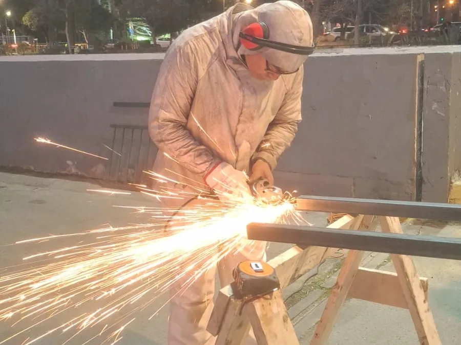 Soldador de MET ONE fabricando una estructura metálica en trabajo nocturno