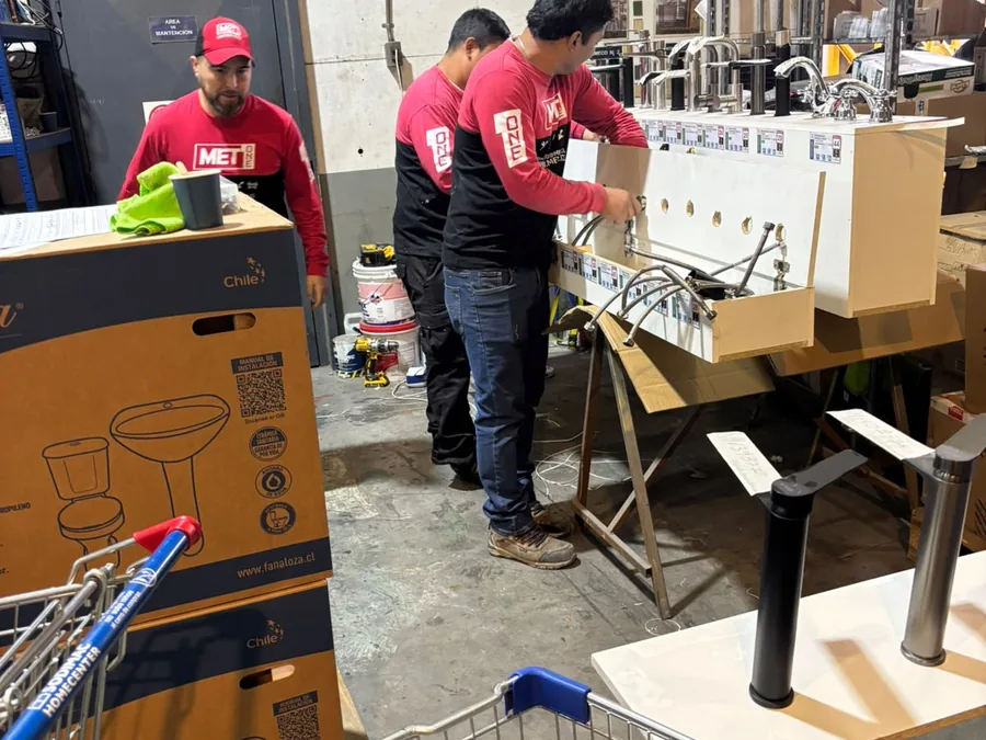 Equipo de MET ONE preparando el montaje de muebles y grifería en bodega de tienda