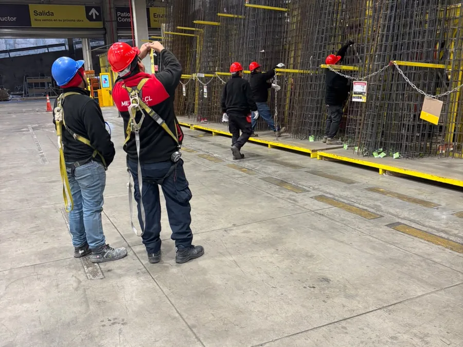 Supervisores de MET ONE midiendo en terreno dentro de un centro de distribución